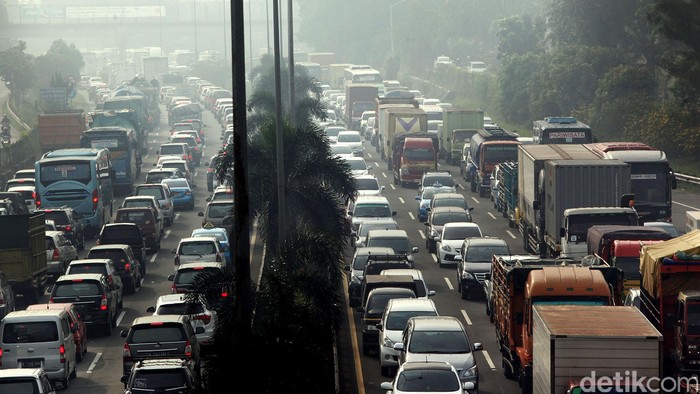 3 Mobil dan 1 Bus Tabrakan Beruntun, Lalin Arah Cawang Macet