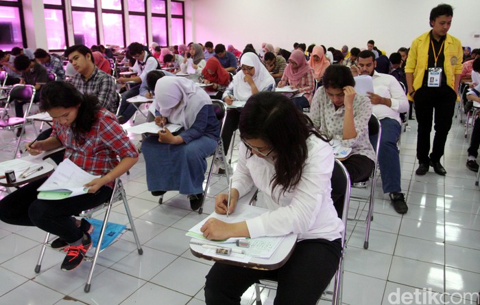 Ujian Seleksi Bersama Masuk Perguruan Tinggi Negeri (SBMPTN) dilaksana di Universitas Indonesia, Depok, Jawa barat, Selasa (9/6/2015). Ujian tersebut untuk menjaring mahasiswa masuk keperguruan tinggi negeri. Lamhot Aritonang/detikcom.