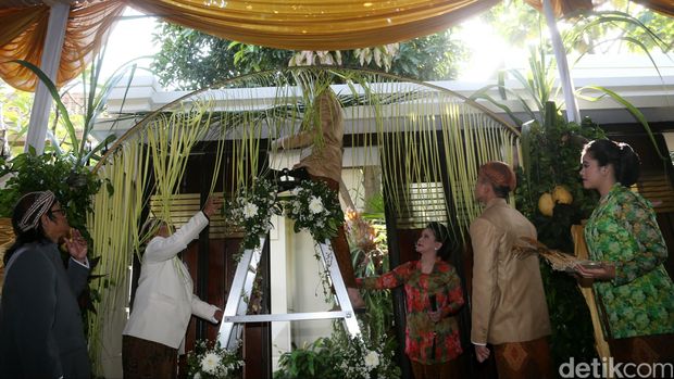 Jokowi memasang bleketepe di depan kediamannya. 