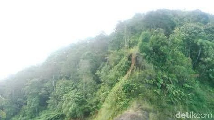 Labfor Kumpulkan Tulang Diduga Wanita yang Terbakar di Mobil