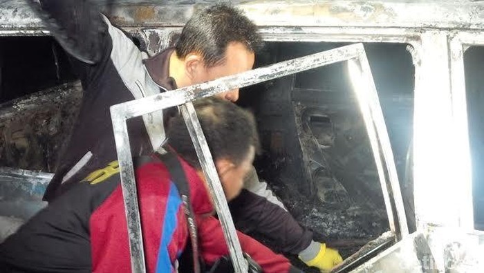 Jasad Wanita Ditemukan Dalam Mobil yang Terbakar