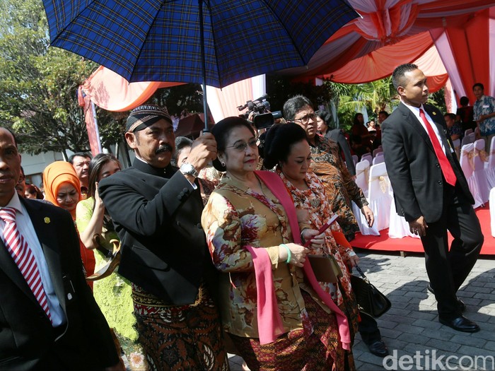 Acara akad nikah putera sulung Presiden Joko Widodo, Gibran Rakabuming Raka dengan Selvi Ananda digelar pagi ini. Sejumlah tokoh hadir dalam acara ini. Acara akad nikah putera sulung Presiden Joko Widodo, Gibran Rakabuming Raka dengan Selvi Ananda digelar pagi ini. Sejumlah tokoh hadir dalam acara ini. 


Ketua Umum PDIP Megawati Soekarnoputri menghadiri akad nikah Gibran-Selvi. Mega hadir dengan didampingi Wali Kota Solo FX Hadi Rudyatmo. Agung Pambudhy/detikcom.