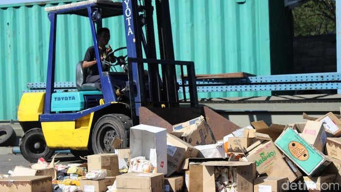 BBPOM Surabaya Temukan dan Musnahkan Mamin Kedaluwarsa