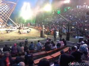 Ribuan Penonton Padati Jazz Gunung di Kaki Gunung Bromo
