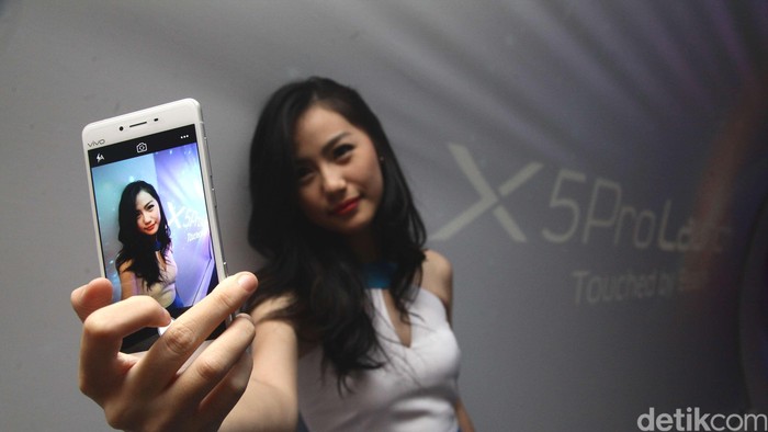 model menujukkan produk terbaru smartphone vivo yang pertama kali di jual resmi di indonesia yaitu X5Pro saat launching di jakarta (11/6/2015). Vivo X5Pro seharga Rp.4.999.999,- tersebut menawarkan kecanggihan kamera bertekhnologi canggih dengan resolusi 13MP  F 2.0 serta teknologi audio akustik Hi-Fi.hasan alhabshy/detikcom