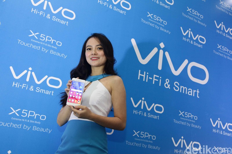 model menujukkan produk terbaru smartphone vivo yang pertama kali di jual resmi di indonesia yaitu X5Pro saat launching di jakarta (11/6/2015). Vivo X5Pro seharga Rp.4.999.999,- tersebut menawarkan kecanggihan kamera bertekhnologi canggih dengan resolusi 13MP  F 2.0 serta teknologi audio akustik Hi-Fi.hasan alhabshy/detikcom