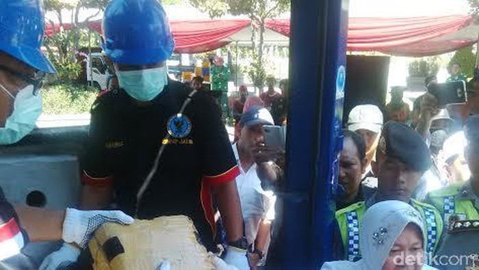 Musnahkan Barang Bukti Miras, Risma Ngerasa Mabuk