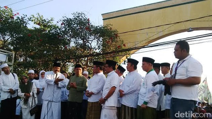 Jalan Sehat Sarungan Pecahkan Rekor MURI