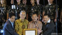 Hendro pun pernah memberikan penghargaan kepada dr Terawan lewat Hendropriyono Strategic Consulting (HSC). Saya rasa enggak melulu harus pemerintah deh yang memberi penghargaan. Tapi kita-kita yang peduli juga boleh memberikan penghargaan, imbuh Hendro. / Foto: Bagus Prihantoro