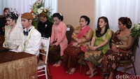 Akad nikah berlangsung pagi dan resepsi pada malam hari. Lokasi gedung resepsi tersebut tidak jauh dari kediaman Jokowi. Sejumlah tokoh pejabat hingga pedagang diundang menghadiri resepsi Gibran-Selvi. Foto: poll