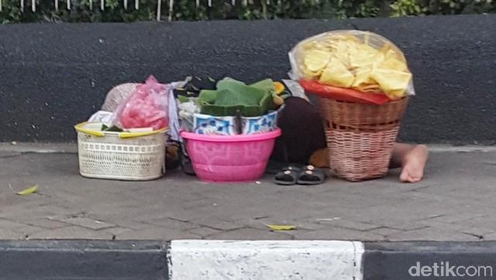 Mengapa Ibu Pedagang Semanggi ini Kerap Tidur di Trotoar?