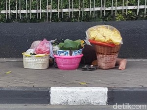 Mengapa Ibu Pedagang Semanggi ini Kerap Tidur di Trotoar?