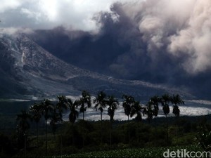 Gunung Sinabung Keluarkan Lava Pijar, Jarak Luncur 1.500 Meter