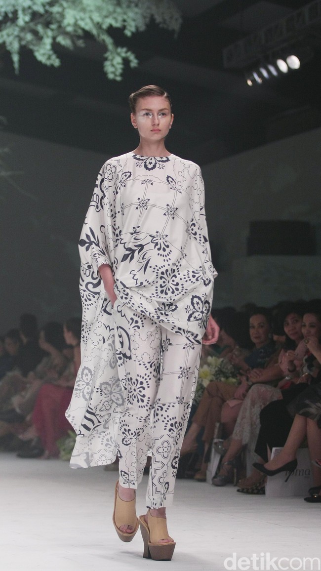 Biyan Wanaatmadja Dream Womens Wear, Spring Summer 2016. at Ballroom Hotel Dharmawangsa. Jakarta. 11/06/2015. [Foto: Mohammad Abduh/Wolipop]