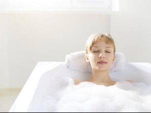 Kebiasaan Simpel Saat Mandi Seperti Ini Bantu Atasi Kulit yang Mengelupas