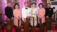 Ini foto mendiang Didit Supriyadi bersama sang istri, Sri Partini saat pernikahan Selvi Ananda dengan Gibran di Solo pada Juni 2015 / Foto: poll