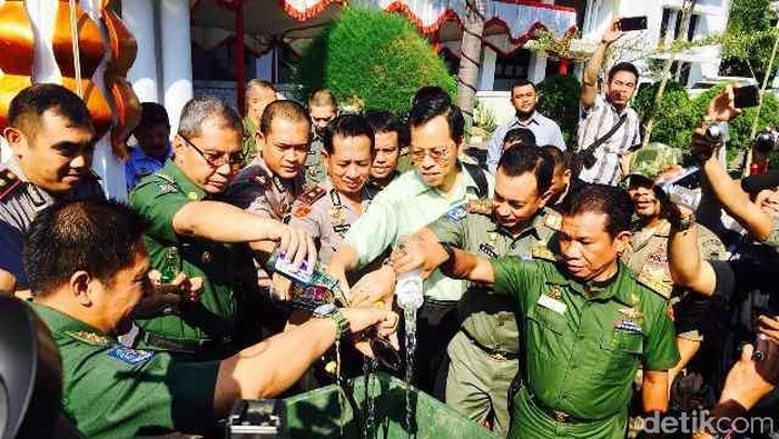 Jelang Ramadan, Pemkot Makassar Musnahkan Ribuan Botol Miras Ilegal