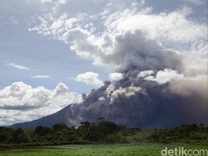 Hujan Abu Tipis dari Gunung Sinabung Terjadi di Medan