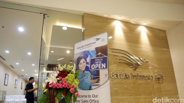 Demi melayani para pengguna setianya, Maskapai Plat Merah Garuda Indonesi terus memberikan pelayanan terbaiknya, salah satunya membuka gerai terbarunya di Mall Kota Kasablanka, Jakarta. Hadir dalam acara tersebut Direktur Layanan Garuda Indonesia Nicodemus Lampe bersama Direktur Utama Aerowisata Gatot Satriawan dan Direktur PT Elit Prima Hutama Irwan Senjaya untuk mengamati proses pelayanan dan penjualan tiket di kantor penjualan di Jakarta. Pembukaan kantor layanan ini merupakan wujud komitmen Garuda Indonesia untuk selalu memberikan pelayanan terbaik kepada seluruh pelanggan setianya.  Rachman Haryanto/detikcom