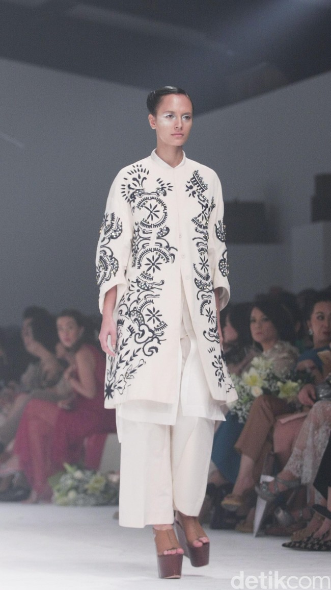 Biyan Wanaatmadja Dream Womens Wear, Spring Summer 2016. at Ballroom Hotel Dharmawangsa. Jakarta. 11/06/2015. [Foto: Mohammad Abduh/Wolipop]