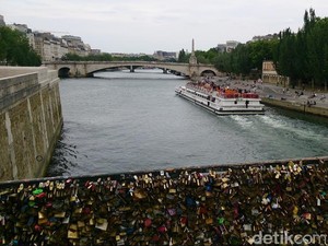 Melihat Gembok Cinta yang Masih Tersisa di Jembatan Paris