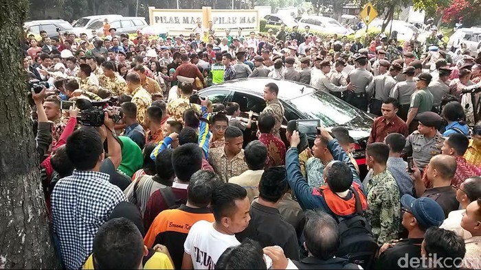 Diserbu Warga Cimahi, Jokowi Bagi-bagi Kaos dan Buku