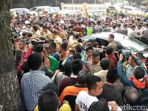 Diserbu Warga Cimahi, Jokowi Bagi-bagi Kaos dan Buku