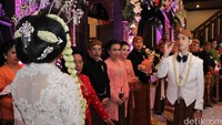 Mendiang Didit Supriyadi saat menyaksikan upacara adat pernikahan Gibran dan Selvi (Foto: pool)