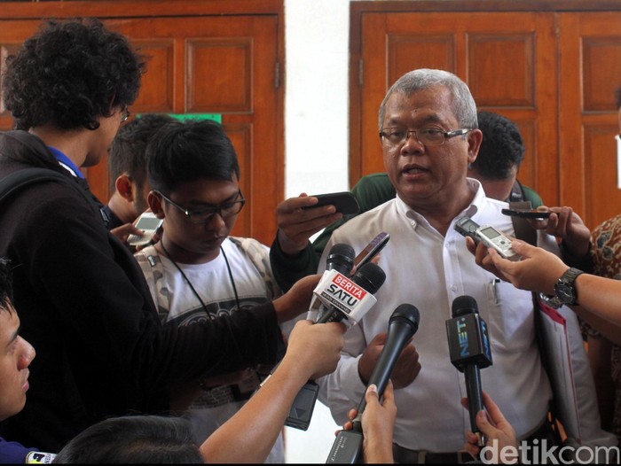 Pengacara Wakil Ketua KPK non aktif Bambang Widjojanto, Abdul Fickar Hadjar (kanan) dan Ikhsan, mengikuti sidang perdana praperadilan di Pengadilan Negeri Jakarta Selatan, Senin (15/06/2015). Dalam sidang tersebut BW mencabut gugatan pra peradilannya dikarenakan pihaknya beserta kuasa hukum meyakini bahwa PN Jakarta Selatan telah dibajak menjadi ajang arus balik gerakan anti korupsi seperti terlihat dalam putusan pra peradilan Komjen Budi Gunawan, Hadi Poernomo,  Ilham Arief Siradjuddin dan Novel Baswedan. Grandyos zafna/detikcom