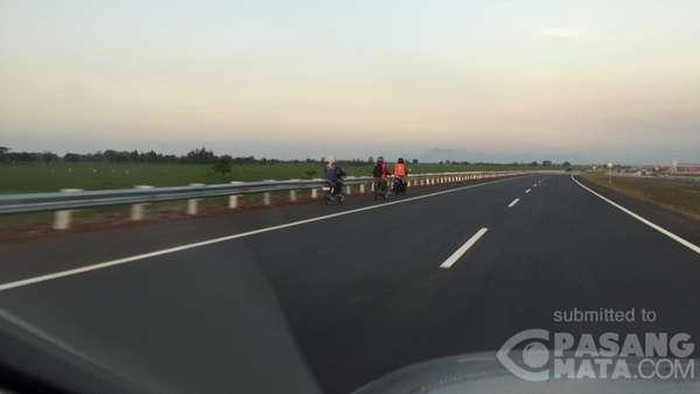 Hati-hati Ngebut di Cipali, Masih Banyak Pekerja Merapikan Tol