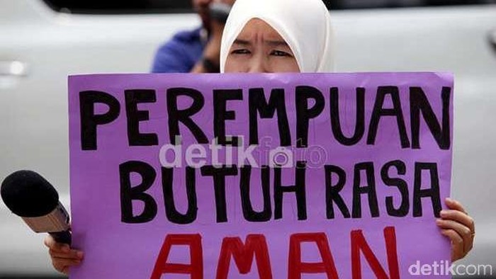 Bawa Celurit, Wawan Tampar Istrinya Sampai Tersungkur di Ruang Sidang