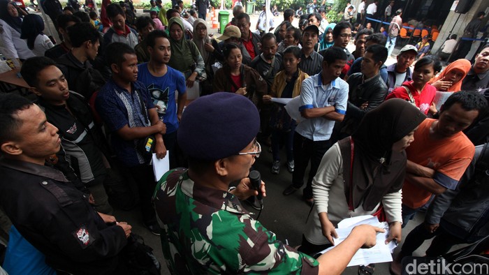 Pendaftaran Mudik Gratis Kemenhub Dibuka

Warga mengantre mendaftar mudik gratis 2015 yang diadakan oleh Kementerian Perhubungan, Jakarta, Selasa (16/06/2015). Pendaftaran mudik yang dibuka hingga 8 Juli 2015 ini melayani jurusan mudik ke Jawa Tengah hingga ke Jawa Timur. Grandyos Zafna/detikcom