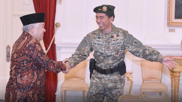 Ketua Umum PP Muhammadiyah Din Syamsuddin menemui Presiden Joko Widodo di Istana Merdeka, Jakarta Pusat. Saat menerima Din, Jokowi tampak mengenakan pakaian militer lengkap dengan baret warna hijau.