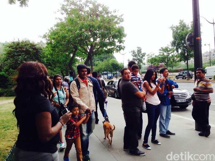 Musim Panas di Paris, Kawula Muda Asyik Piknik