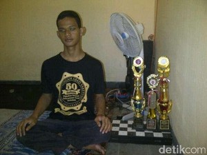 Tunanetra dan Sebatang Kara Tak Halangi Slamet Torehkan Segudang Prestasi