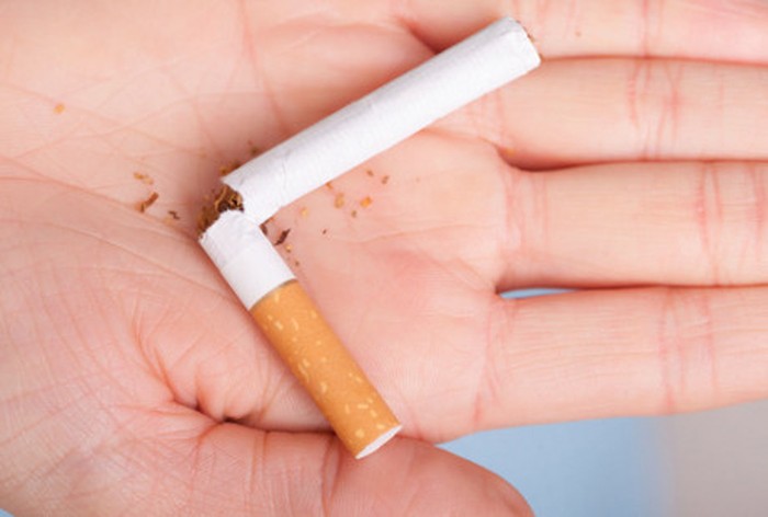 Sebatang rokok yang dipatahkan, pertanda larangan untuk tidak merokok