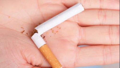 Sebatang rokok yang dipatahkan, pertanda larangan untuk tidak merokok