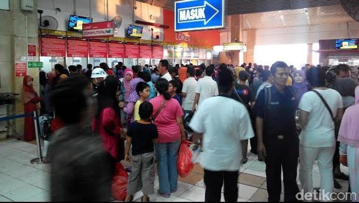 Kala Satpam Stasiun Tanah Abang Habis Akal Hadapi Penumpang Bandel