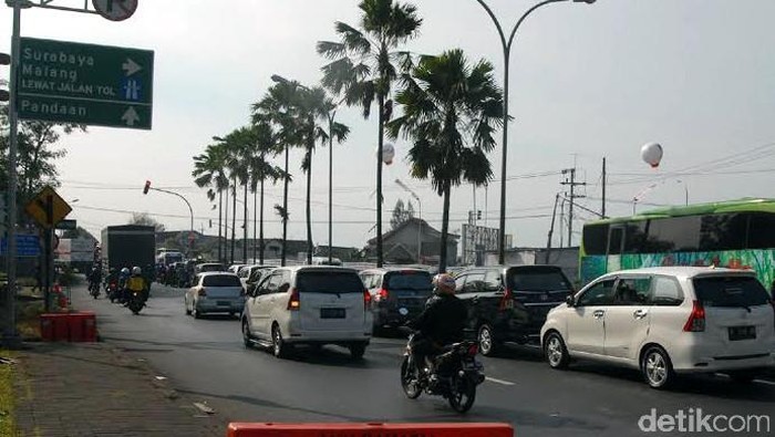 Libur Panjang, Antrean Kendaraan di Tol Arah Malang Mengular