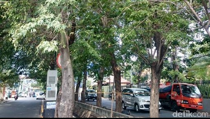Sebuah truk sedot tinja berlabel Dinas Kebersihan Pemprov DKI Jakarta parkir di Jalan Gading Elok Utara, Kelapa Gading, Jakarta Utara. Tidak hanya parkir, para petugas sedot tinja juga menawarkan jasa sedot wc kepada setiap pejalan kaki ataupun pengendara yang melintas. Taufan/detikcom.