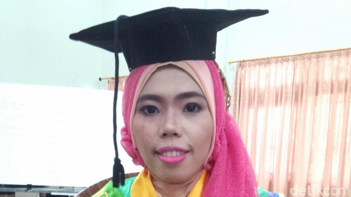 Keren, Anak Buruh Bangunan Ini Jadi Lulusan Terbaik di Unnes