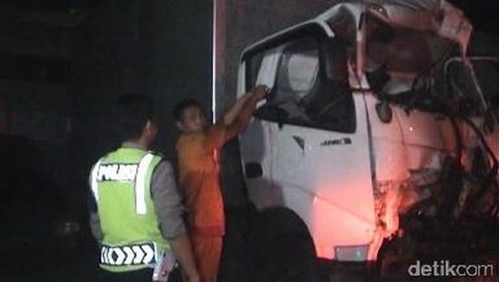 Truk Seruduk Truk di Tol Cipali, 1 Orang Tewas