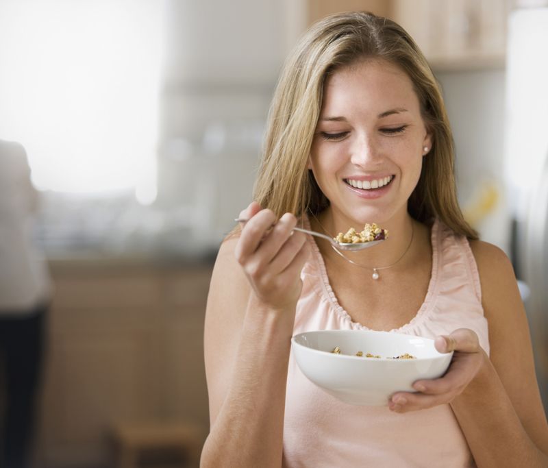 wanita sedang sarapan sereal