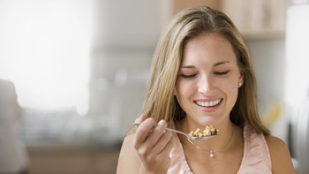 Sereal jagung: Penemunya John dan Will Kellog, dua bersaudara yang adalah pengusaha makanan. Awalnya mereka coba merebus biji-bijian untuk membuat granola. Tahun 1898, mereka secara tak sengaja meninggalkan panci berisi biji-bijian rebus di atas kompor selama beberapa hari. Campuran itu berjamur tapi produk yang muncul kering dan kental. Setelah beberapa percobaan, mereka menyingkirkan jamur itu dan menciptakan sereal jagung. Foto: iStock/TikTok historyho101