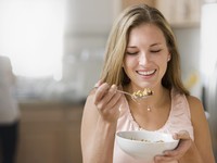 wanita sedang sarapan sereal