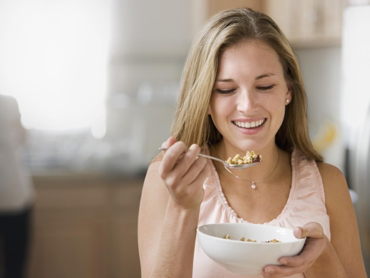 wanita sedang sarapan sereal