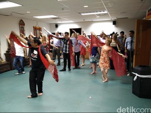 Ketika Anak-anak Muda Amerika Belajar Tari Merak