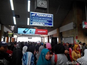 KRL Anjlok di Bintaro, Ratusan Penumpang Tertahan di Tanah Abang