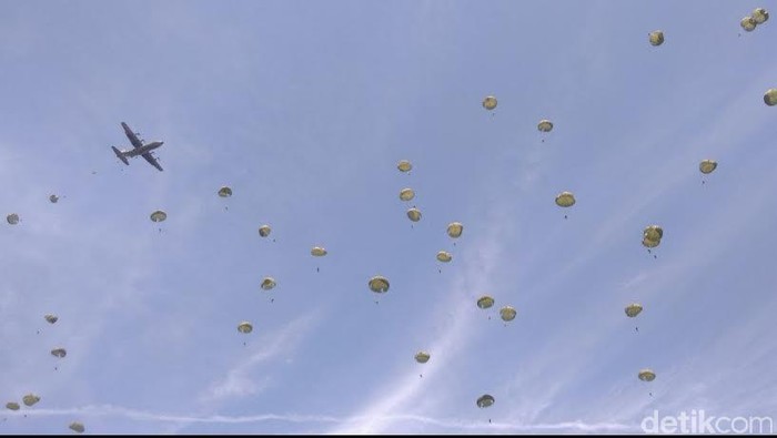 Cantiknya Langit Baturaja Dipenuhi Penerjun TNI AD