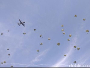 Cantiknya Langit Baturaja Dipenuhi Penerjun TNI AD